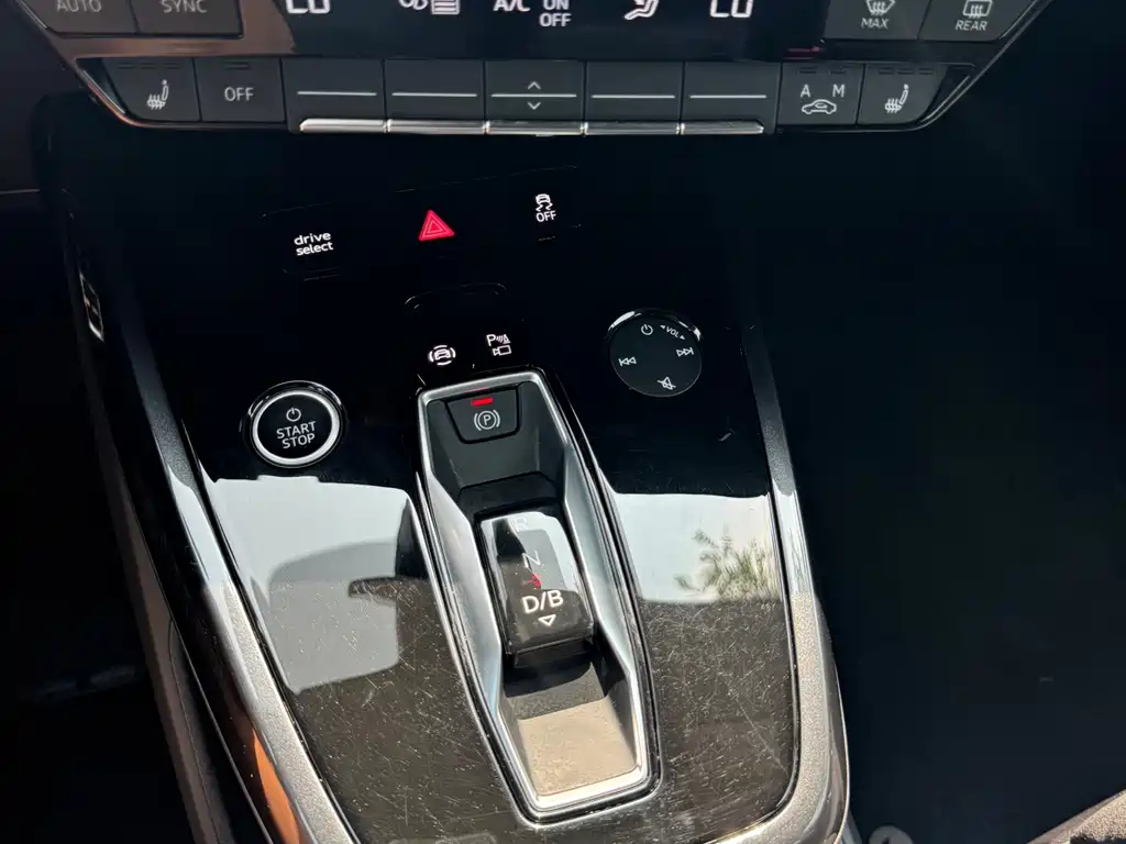 Audi Q4 e-tron 2023 — фото 27
