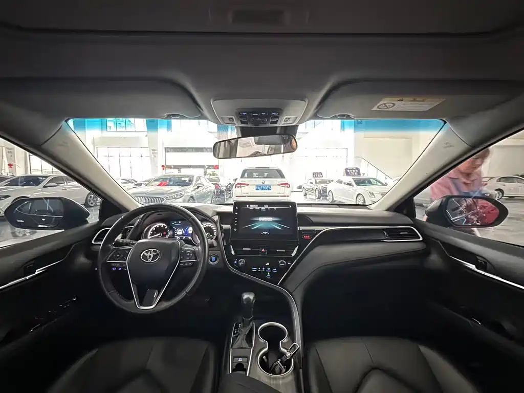 Toyota Camry 2023 — фото 4