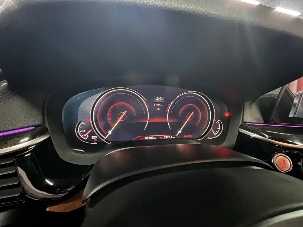 BMW 5 Series 2018 — фото 10