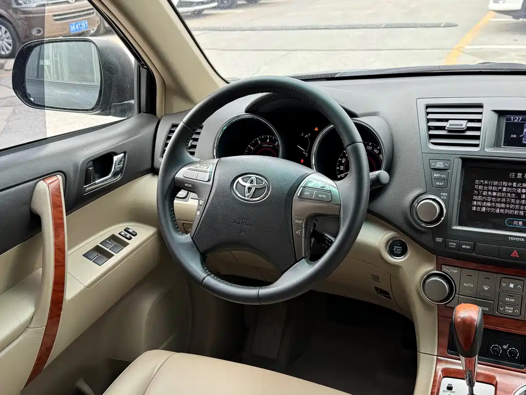 Toyota Highlander 2010 — фото 12