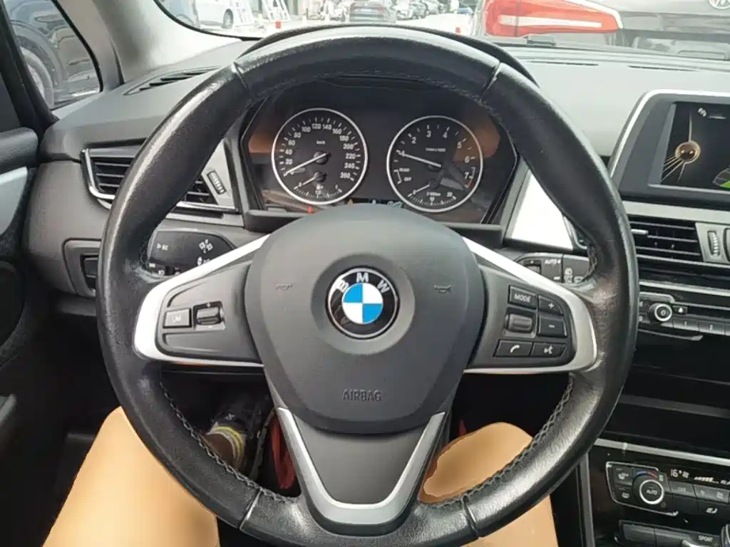 BMW 2 Series Wagon 2017 — фото 11