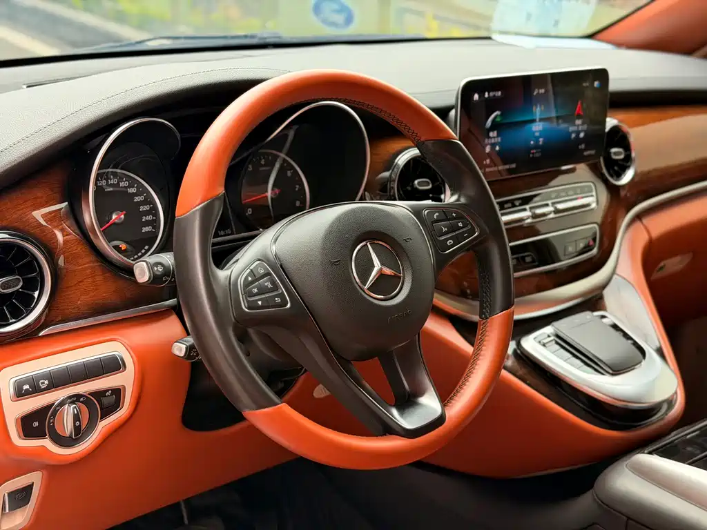 Mercedes-Benz V-Class 2023 — фото 9