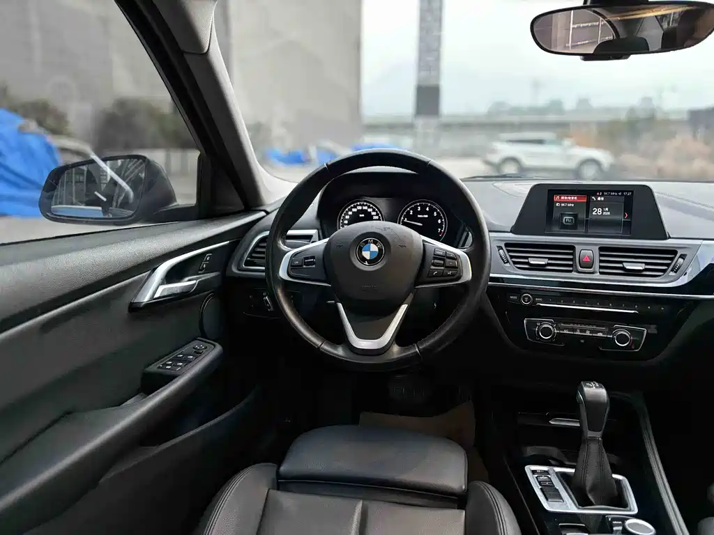 BMW 1 Series 2018 — фото 15