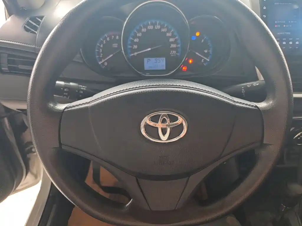 Toyota Yaris L 2017 — фото 11