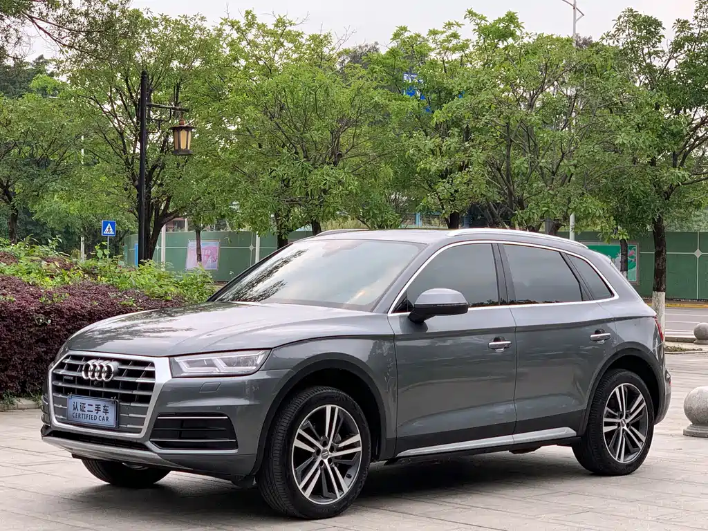 Audi Q5L 2020 — фото 1