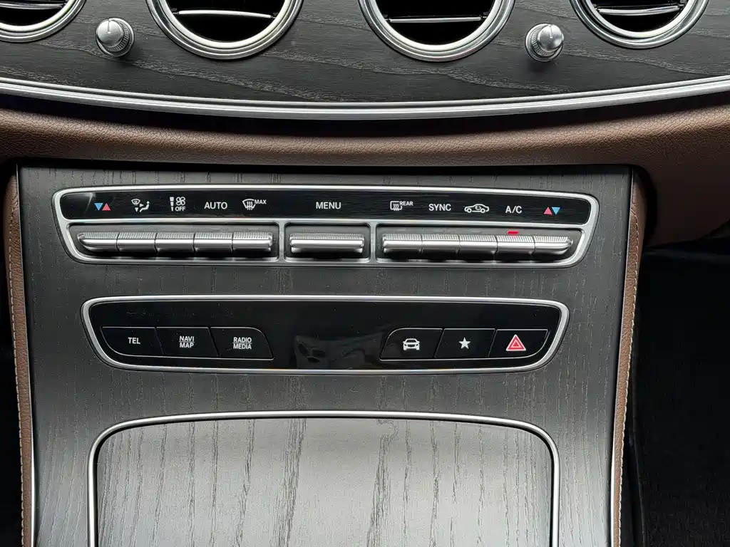 Mercedes-Benz E-Class 2024 — фото 12