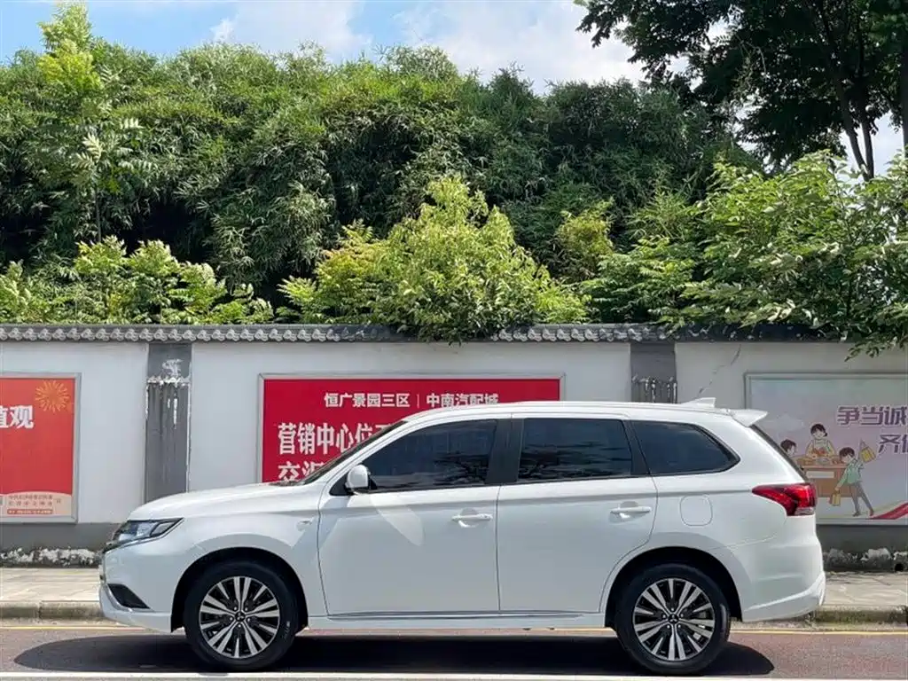 Mitsubishi Outlander 2023