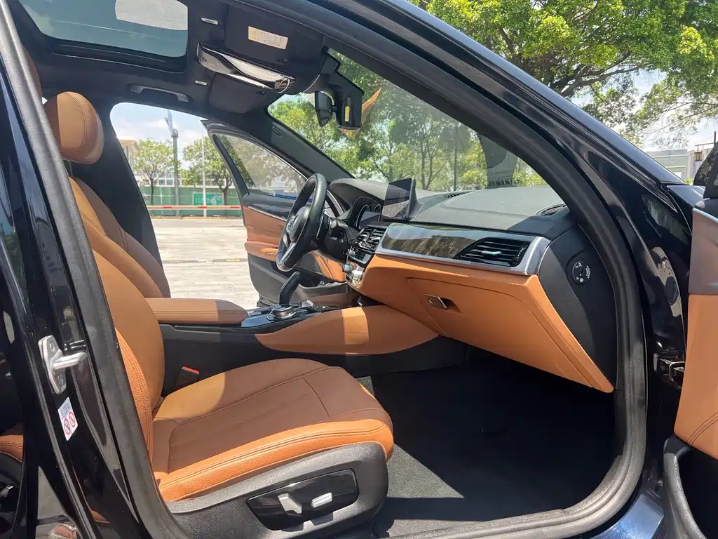 BMW 5 Series 2018 — фото 11