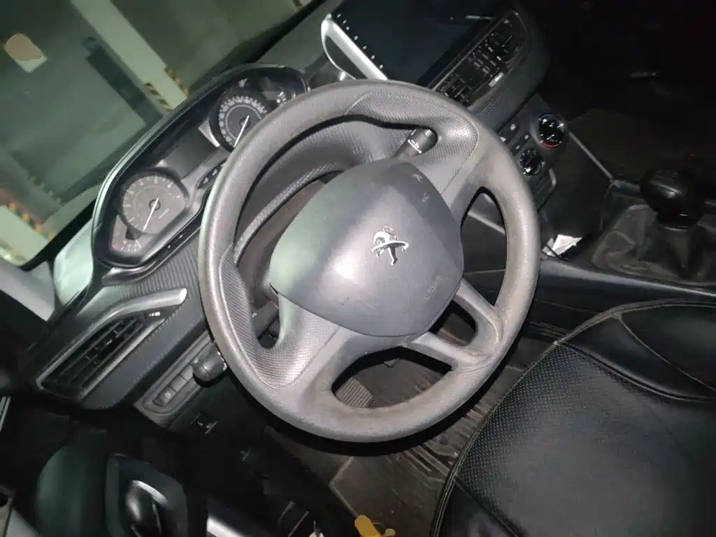 Peugeot 2008 2017 — фото 11
