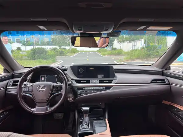 Lexus ES 2019