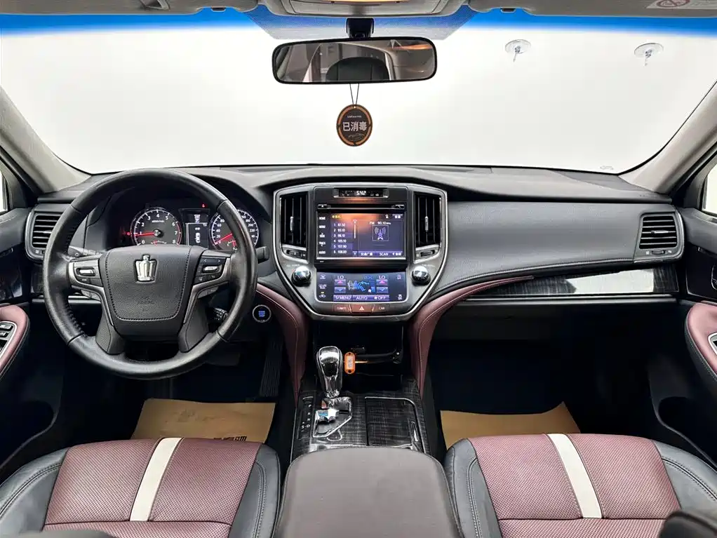 Toyota Crown 2017 — фото 10