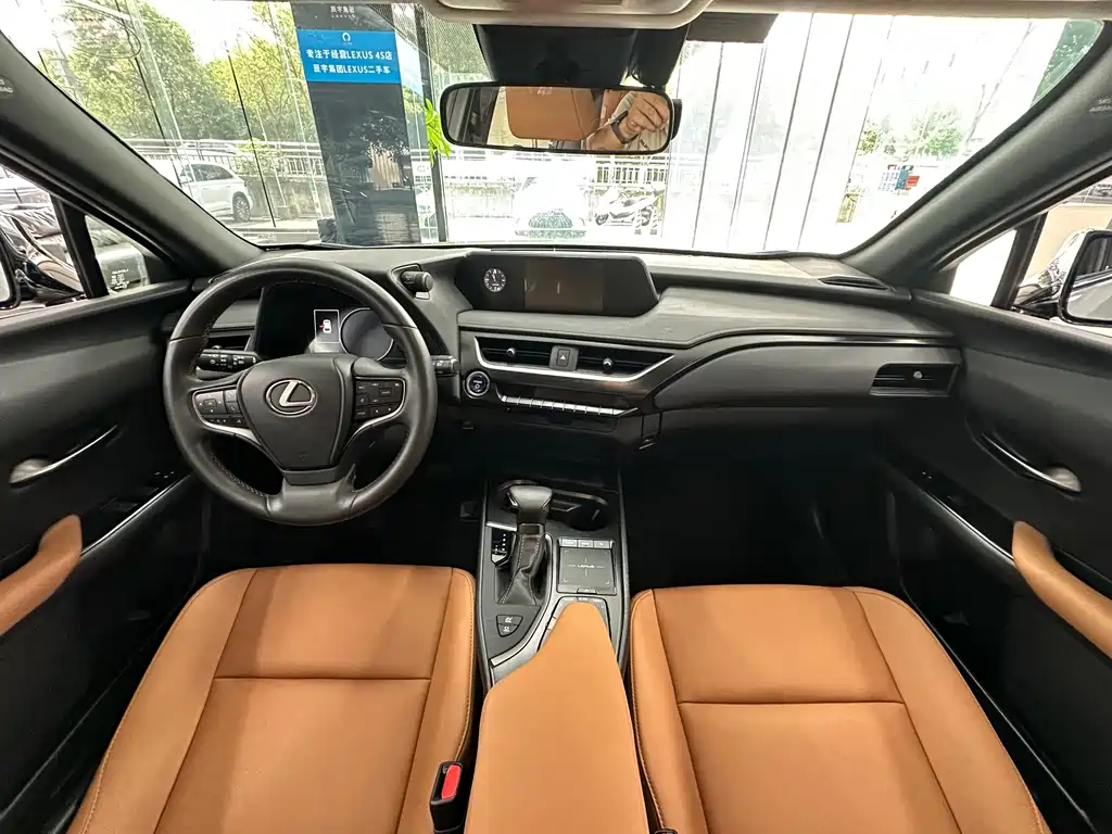 Lexus UX 2020 — фото 13