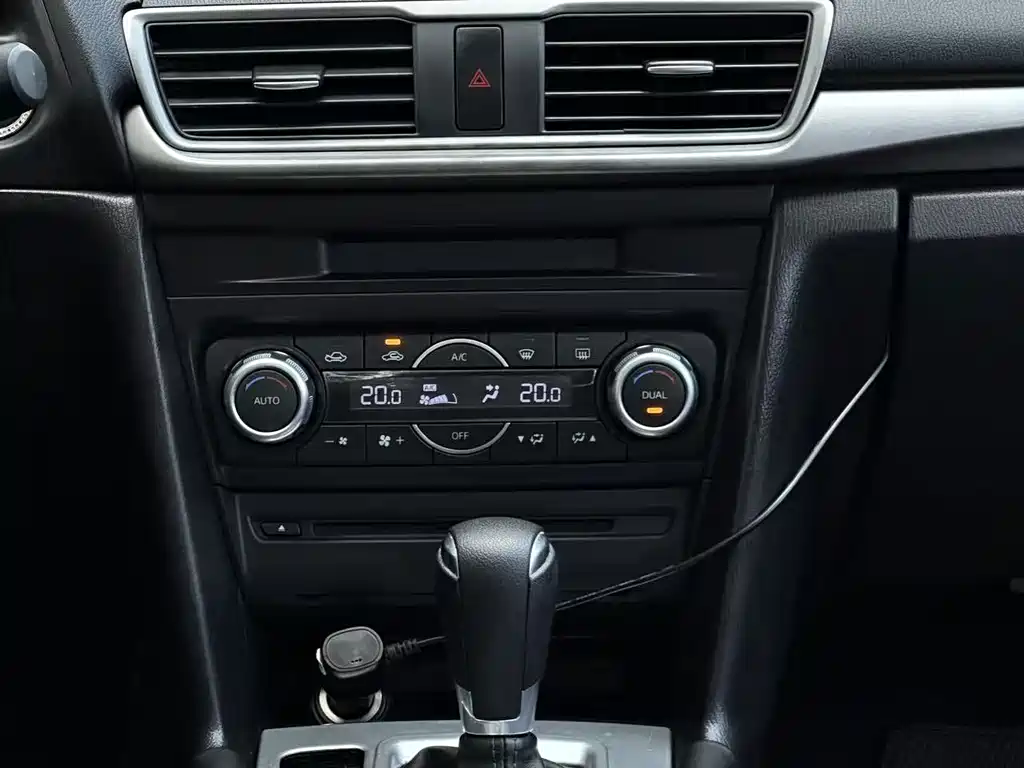 Mazda 3 Axela 2018 — фото 11
