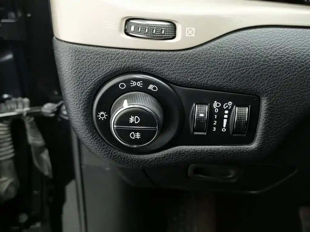 Jeep Cherokee 2015 — фото 21