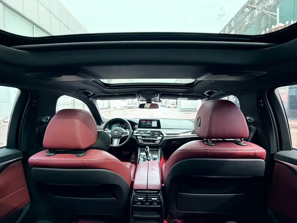 BMW 5 Series 2019 — фото 10