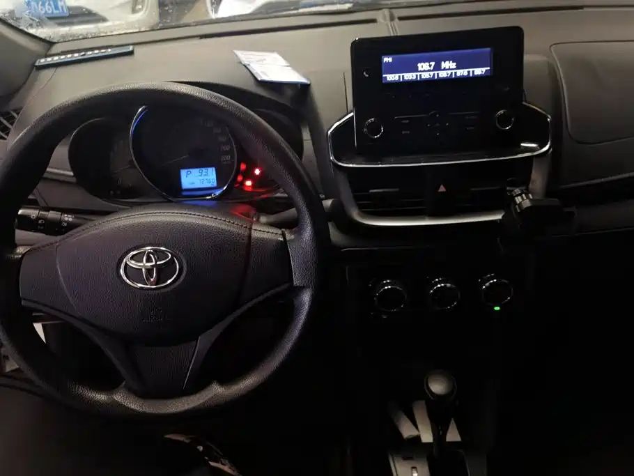 Toyota Yaris L 2020 — фото 12