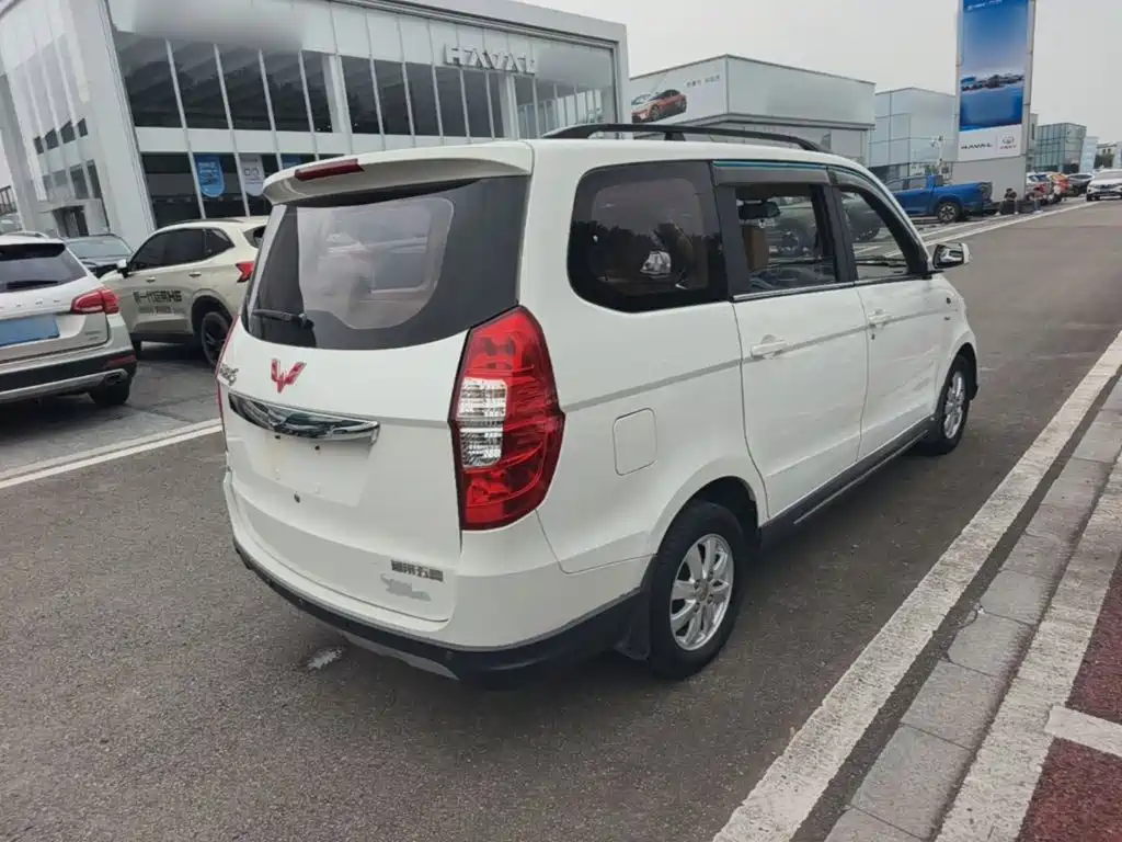 Wuling Hongguang 2015