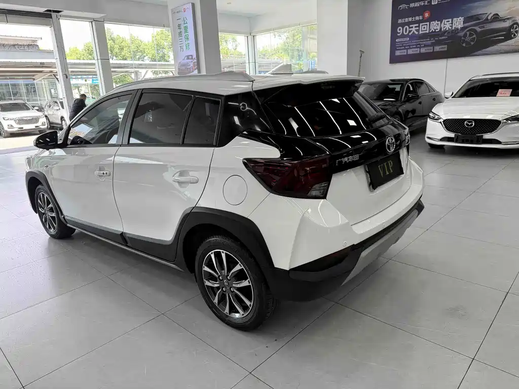 Toyota Yaris L 2022 — фото 11