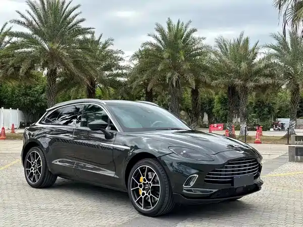 Aston Martin DBX 2022