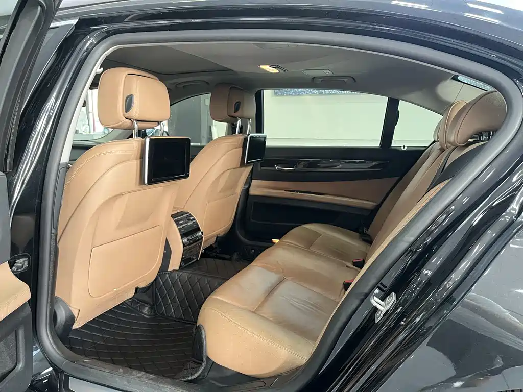 BMW 7 Series 2015 — фото 11