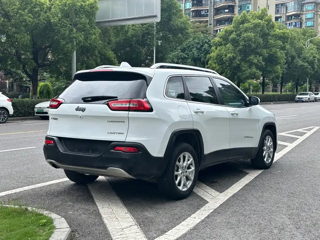 Jeep Cherokee 2018 — фото 9