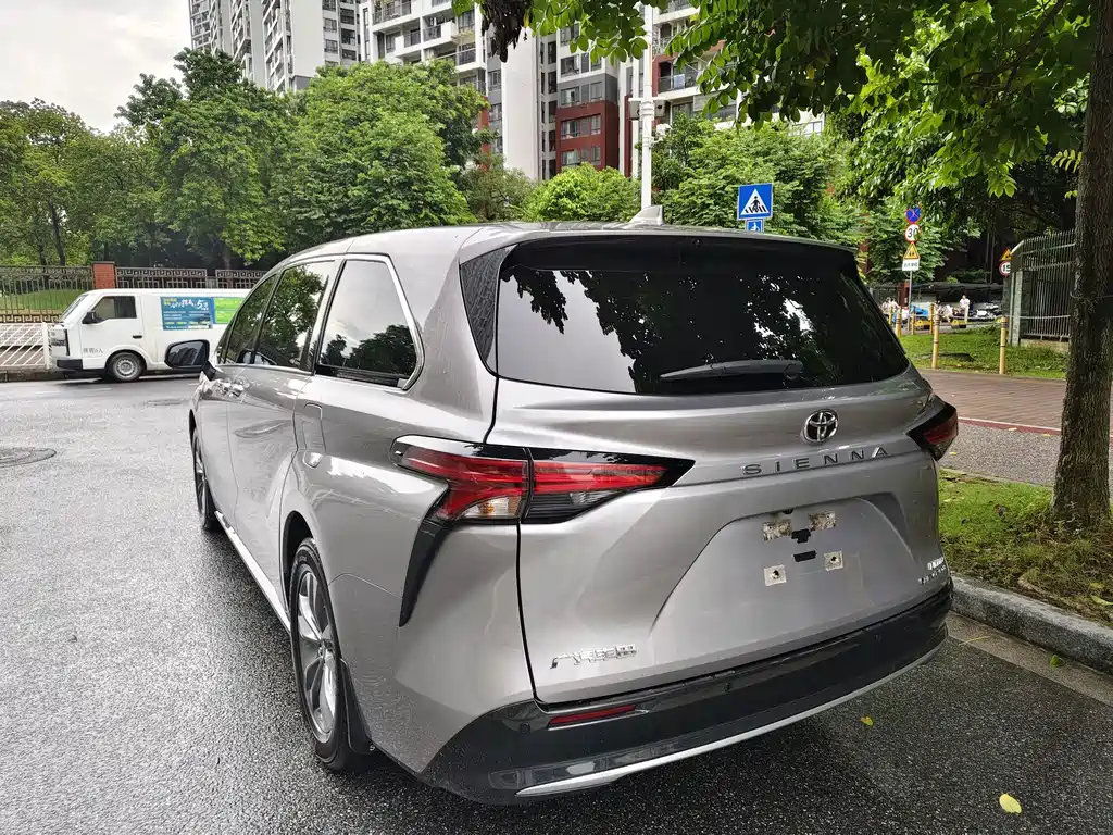 Toyota Sienna 2025 — фото 2