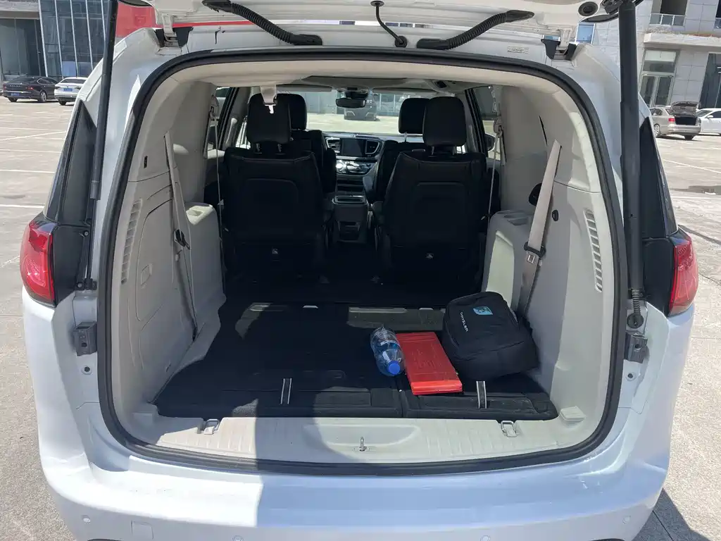 Chrysler Grand Voyager PHEV 2025 — фото 17