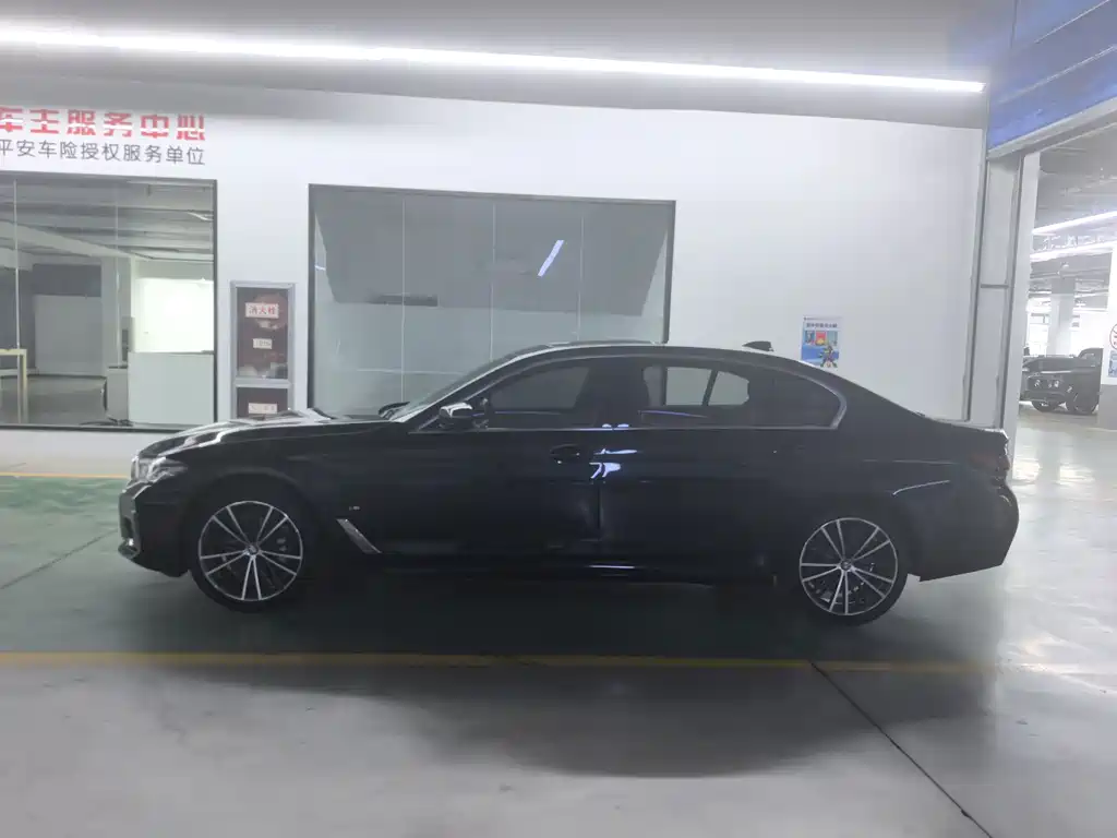 BMW 5 Series 2023 — фото 13