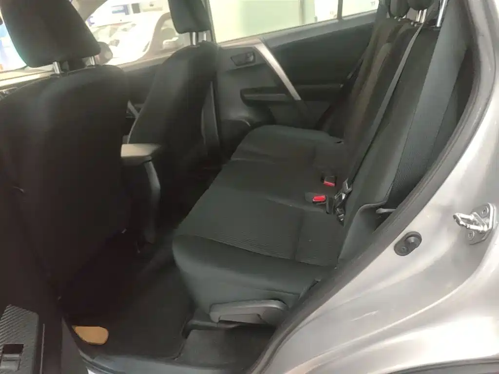 Toyota RAV4 2015 — фото 17