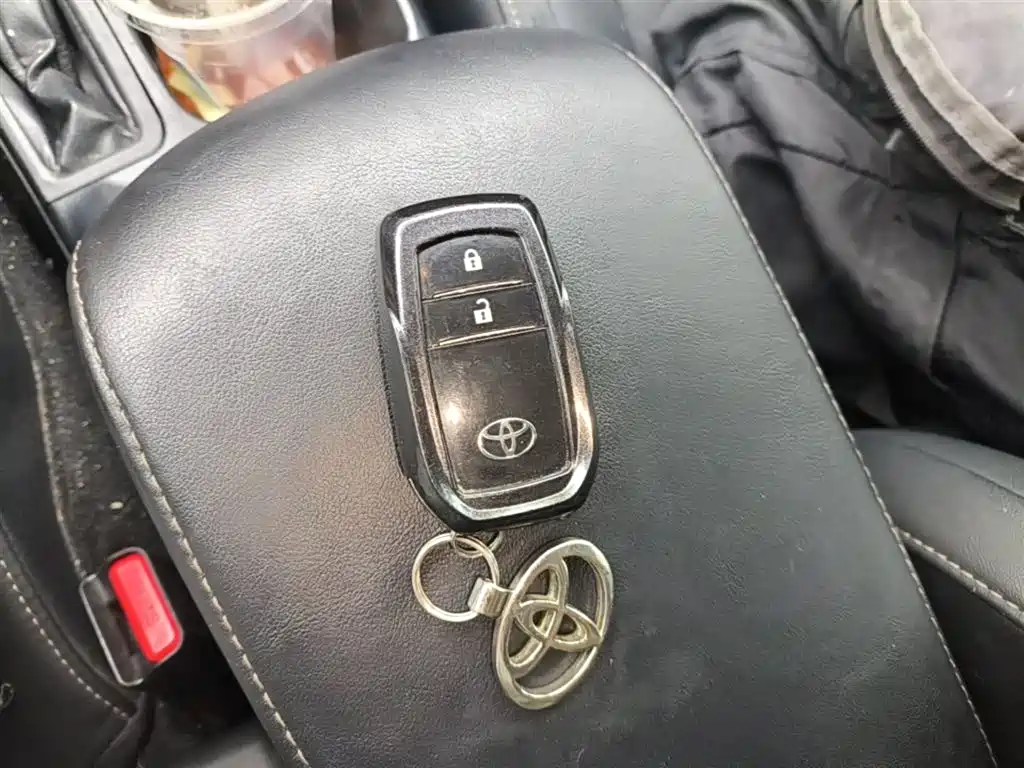 Toyota RAV4 2015 — фото 9
