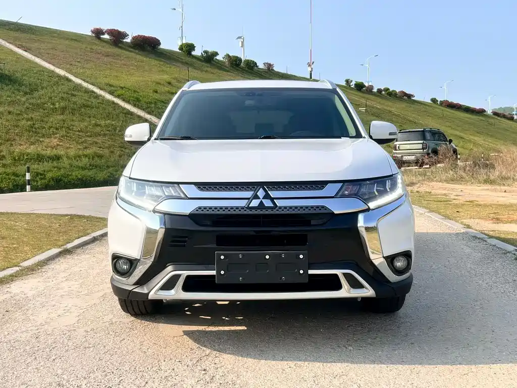 Mitsubishi Outlander 2020 — фото 2