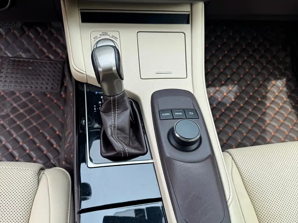Lexus ES 2017 — фото 10