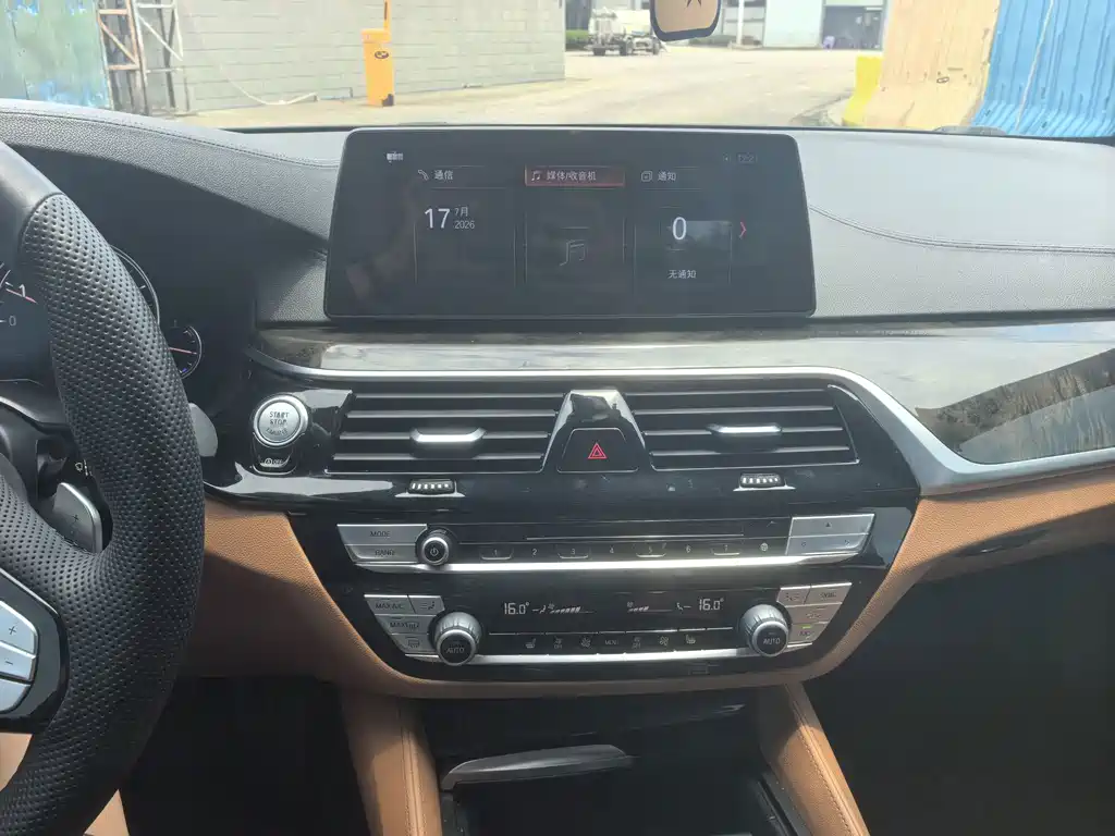 BMW 5 Series 2018 — фото 17