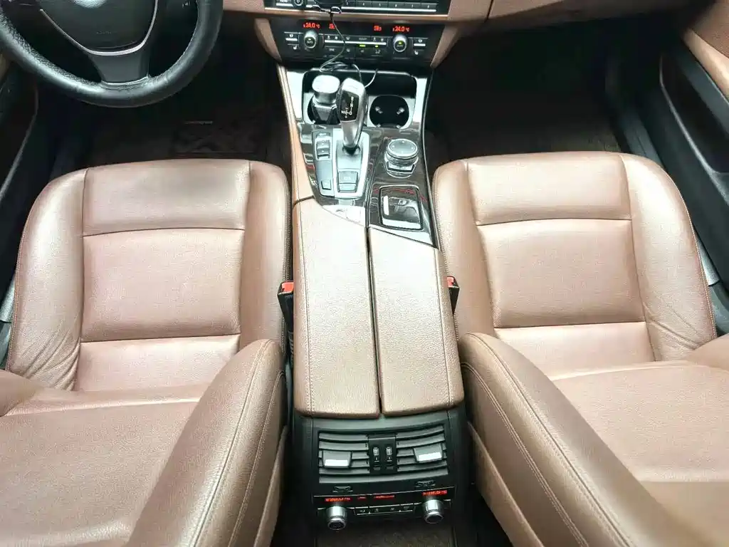 BMW 5 Series 2015 — фото 17