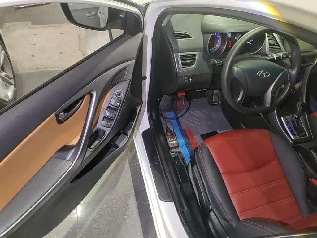 Hyundai Elantra 2017 — фото 16
