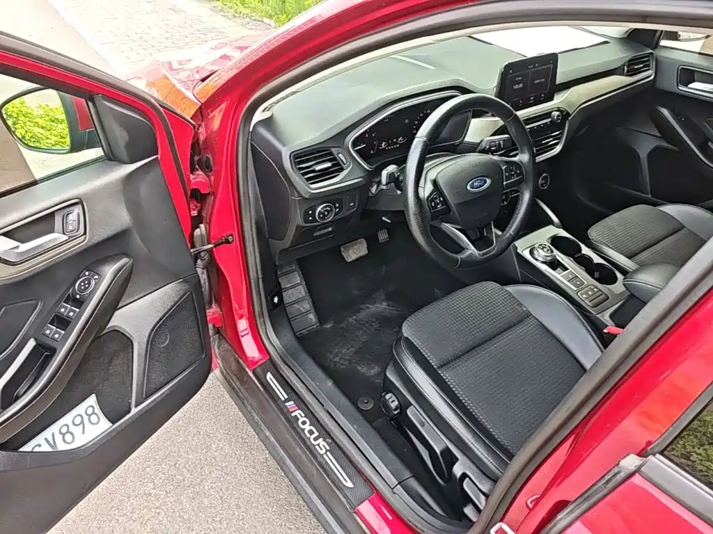 Ford Focus 2019 — фото 16