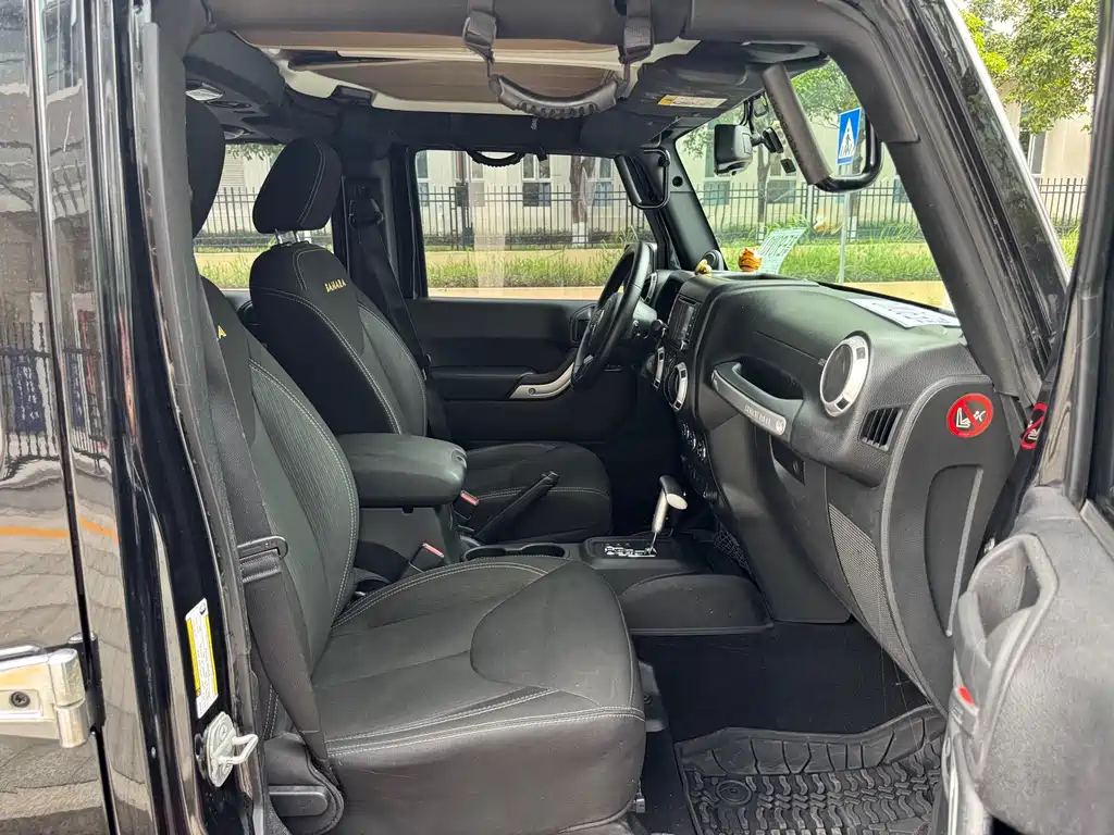 Jeep Wrangler 2015 — фото 12