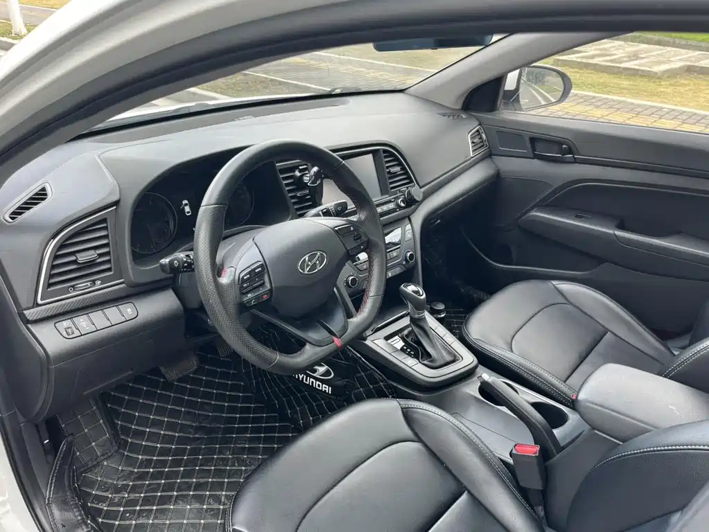 Hyundai Elantra 2019 — фото 10