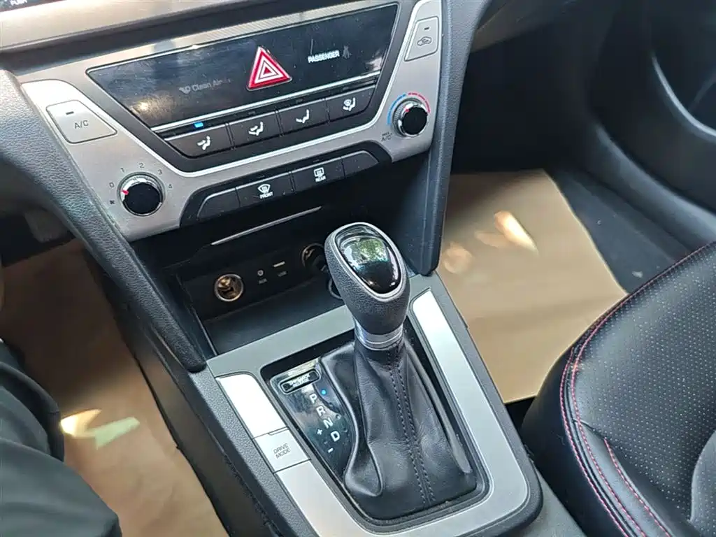 Hyundai Elantra 2016 — фото 14