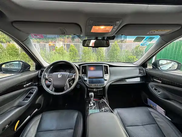 Toyota Crown 2016