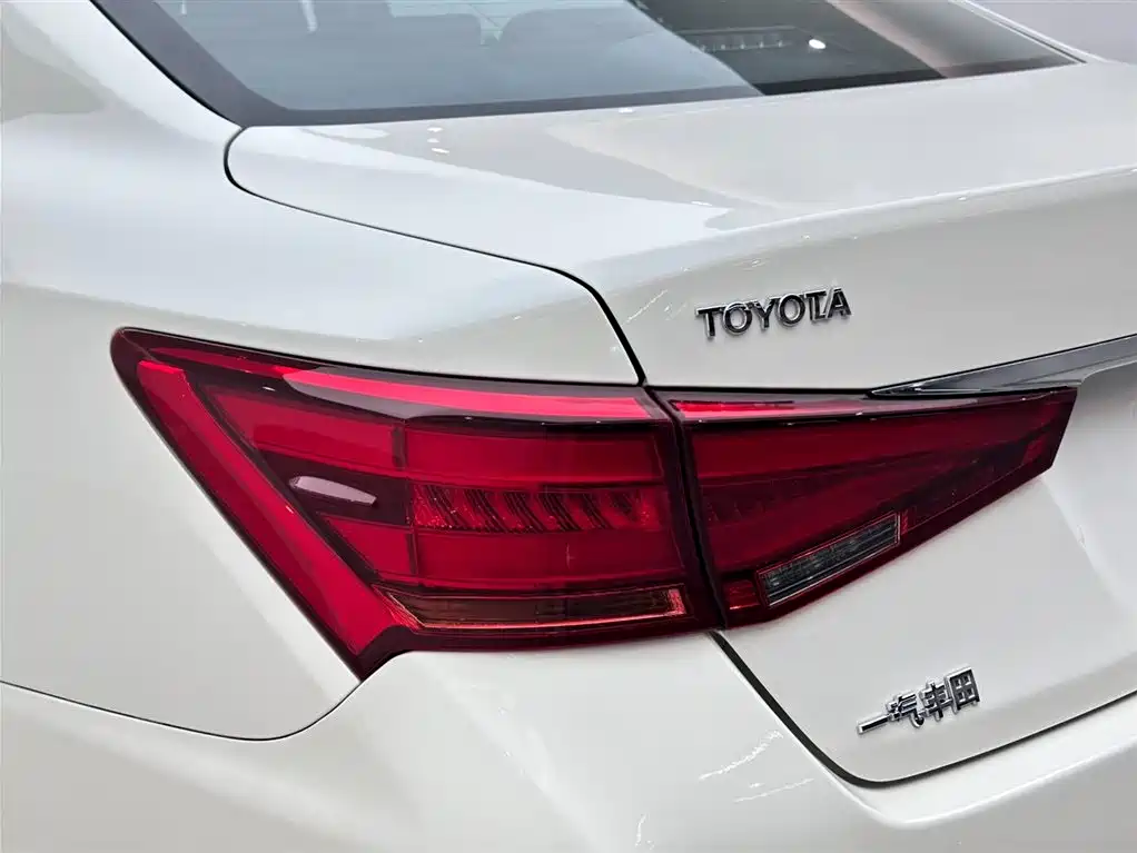 Toyota Crown 2017 — фото 19