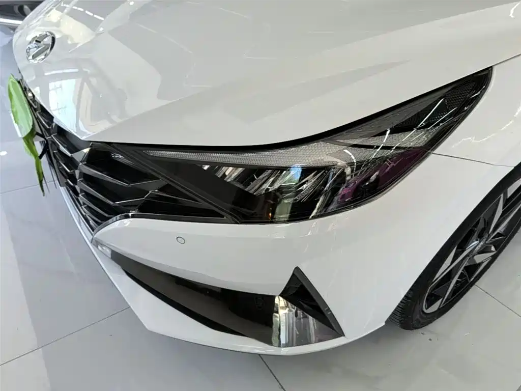 Hyundai Elantra 2023 — фото 24