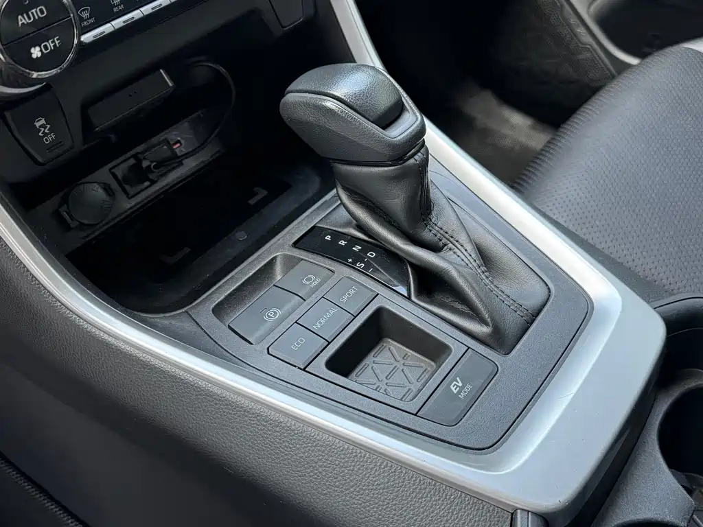 Toyota RAV4 2020 — фото 10