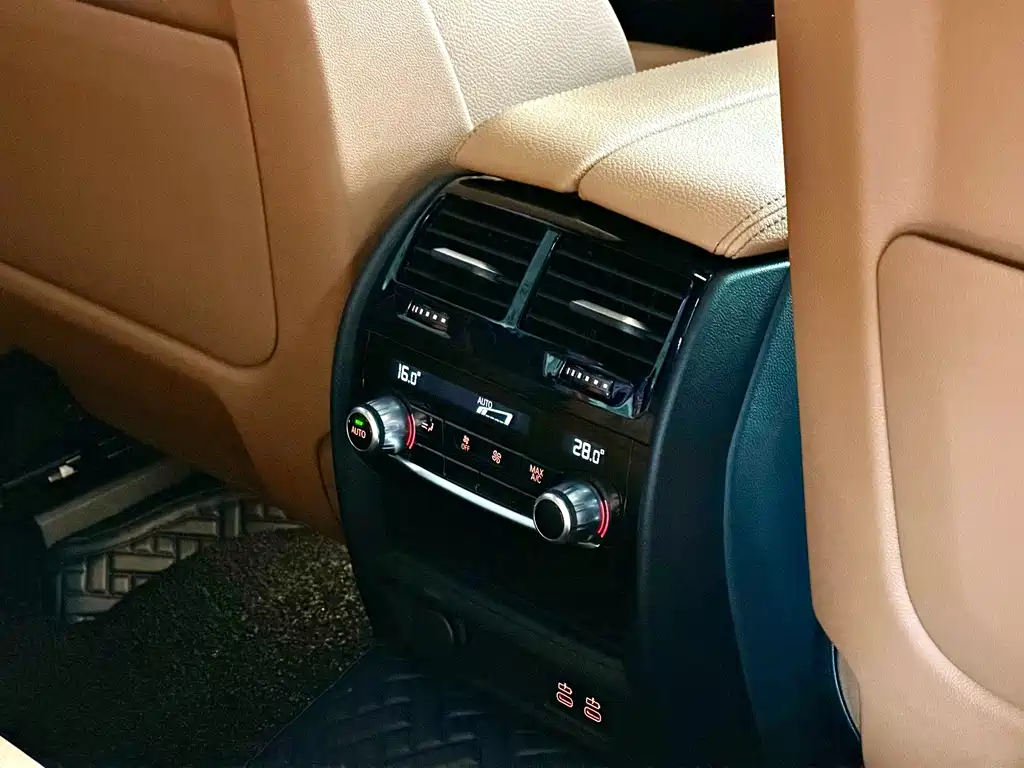 BMW 6 Series GT 2024 — фото 25