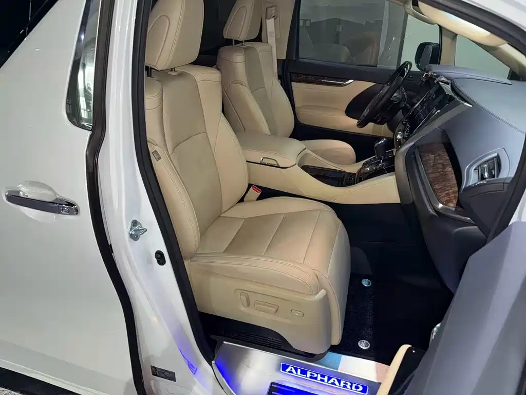 Toyota Alphard 2021 — фото 18