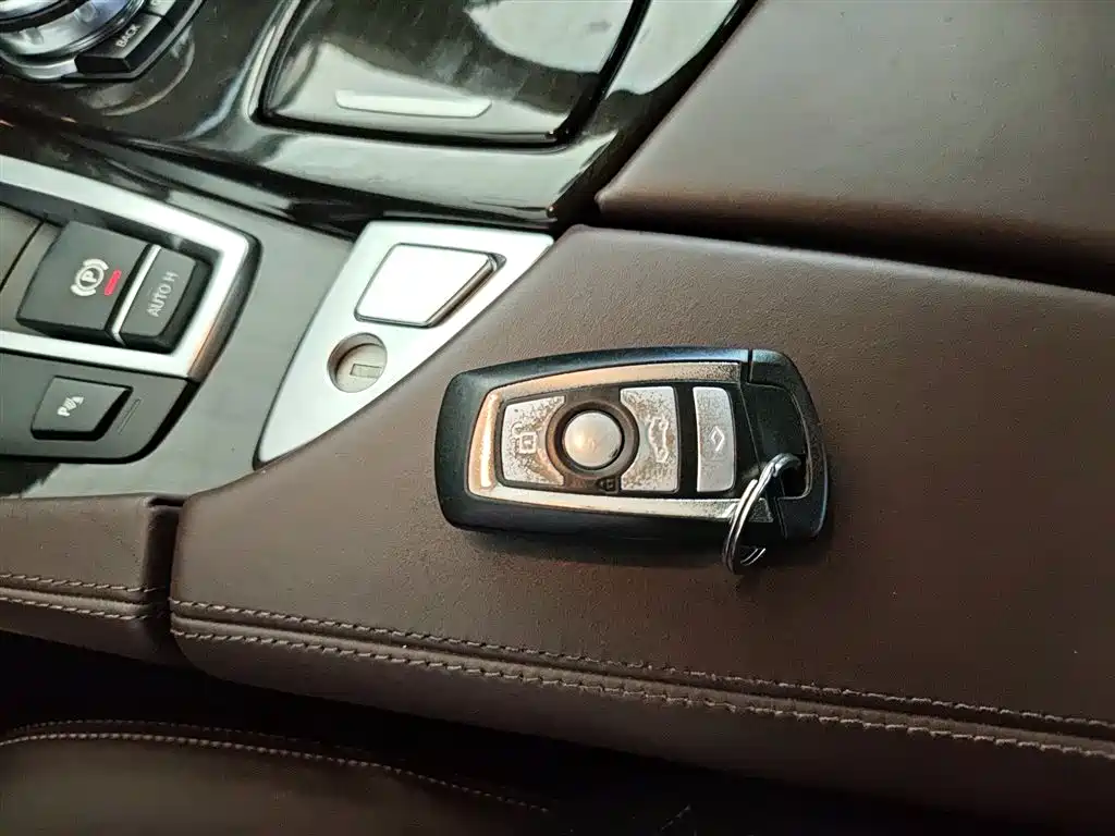 BMW 5 Series 2017 — фото 17