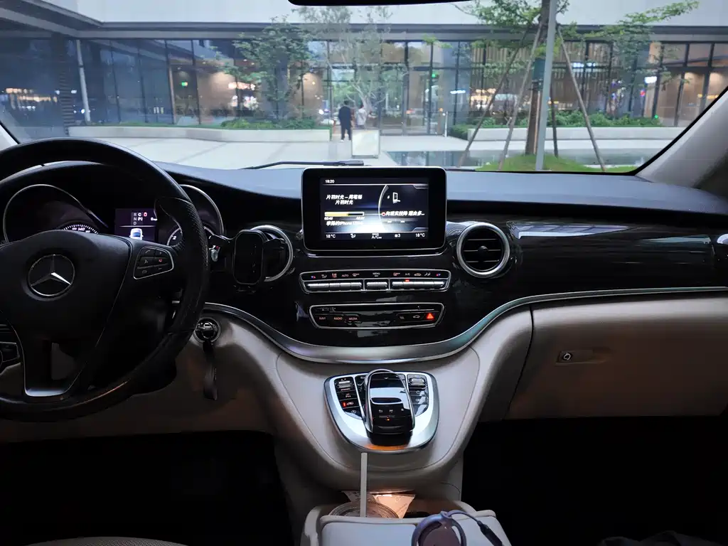 Mercedes-Benz V-Class 2019 — фото 15
