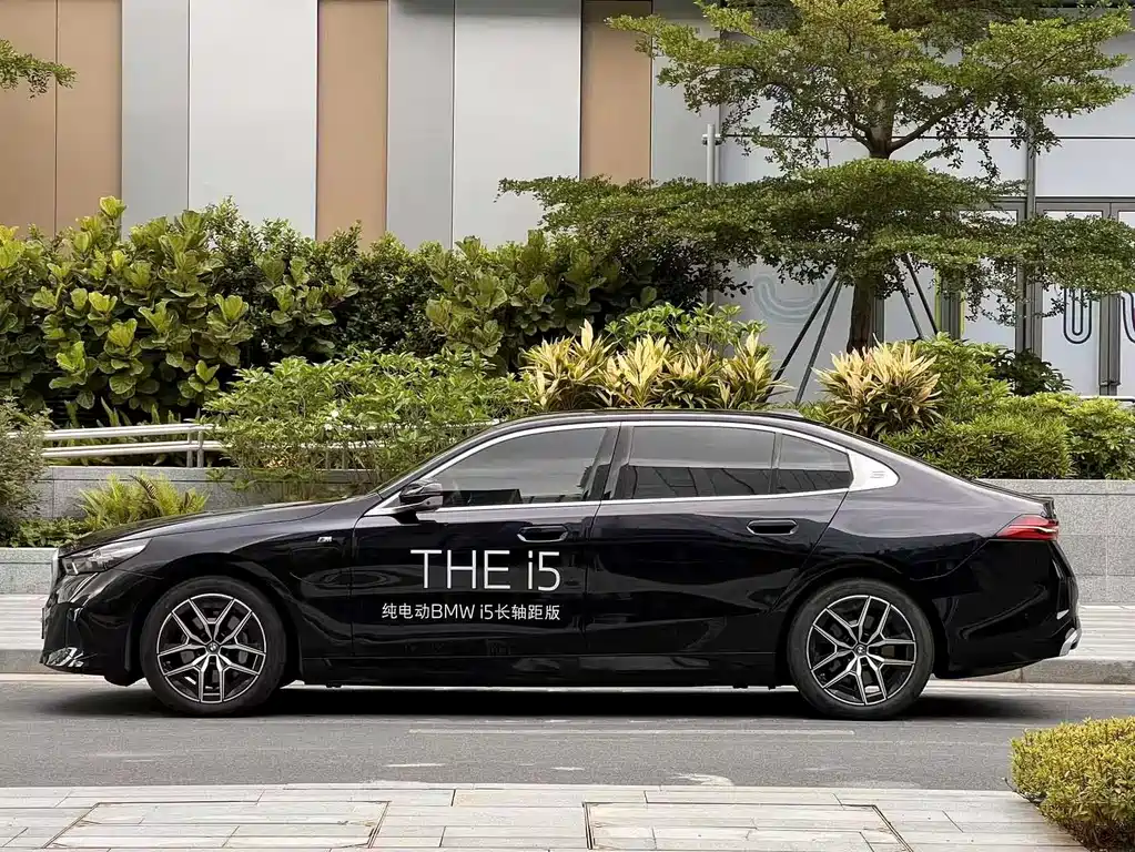 BMW i5 2025 — фото 3