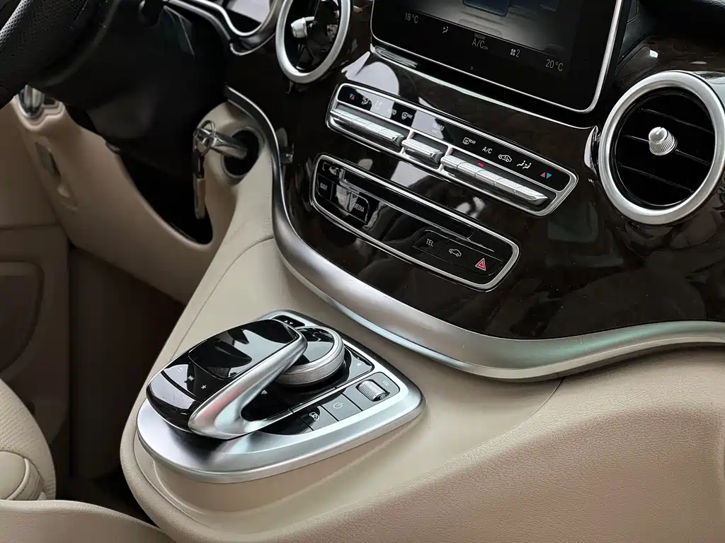 Mercedes-Benz V-Class 2017 — фото 13
