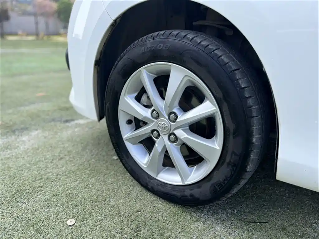 Toyota Yaris L 2015 — фото 16